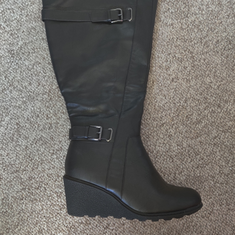 Cloud walkers  Brand New in Box WIDE CALF